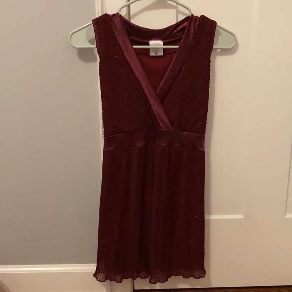 Sleeveless maternity top.